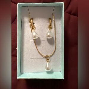 Elegant Gold and Pearl Jewelry Set